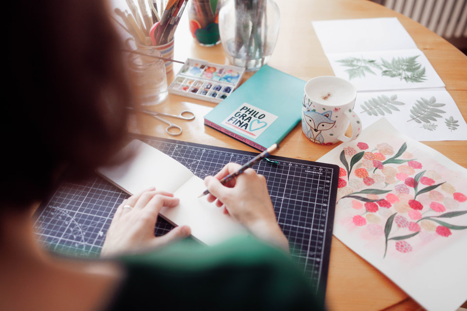 Zeichnen mit Bleistift und Acrylfarben, gepresste Blumen und viel Farbe sind wieder angesagt