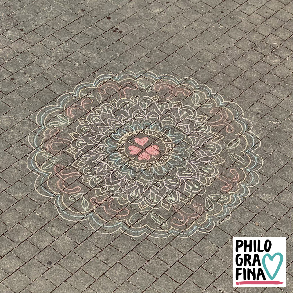 Mandala mit Kreide auf eine Straße gemalt, Logo von Philografina