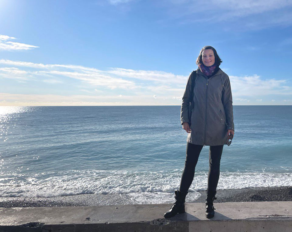 Janina Steger in Nizza an der Promenade des Anglais