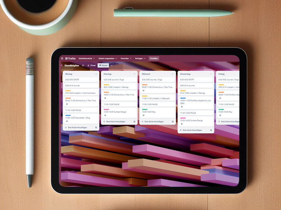 Tablet auf einem Holztisch mit einem Stundenplan abgebildet.
