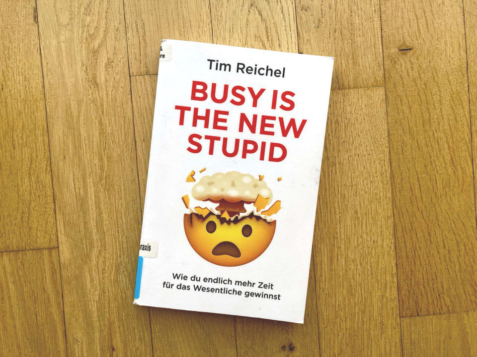 Buchcover von "Busy is the new stupid" von Tim Reichel