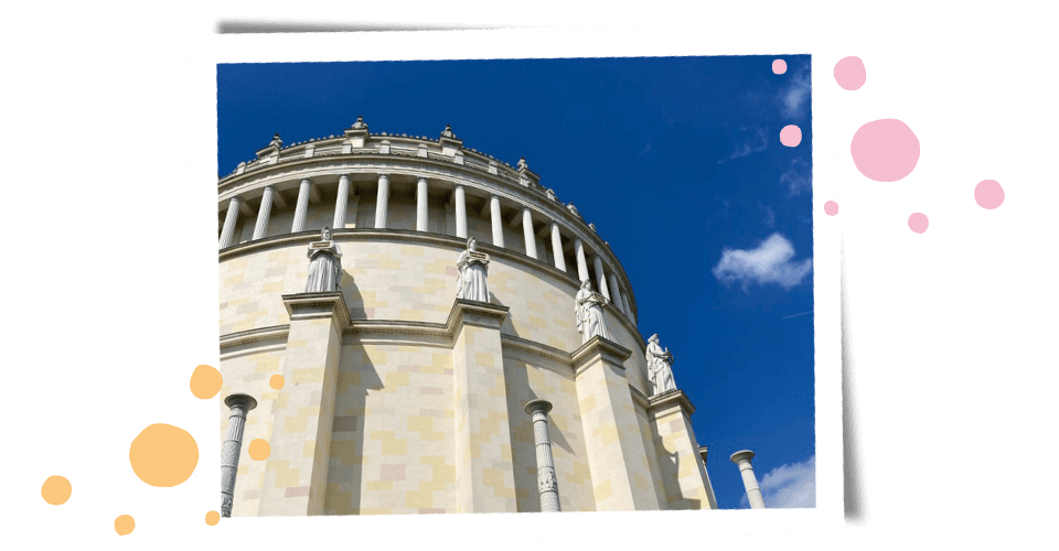 Foto von der Befreiungshalle in Kelheim vor blauem Himmel