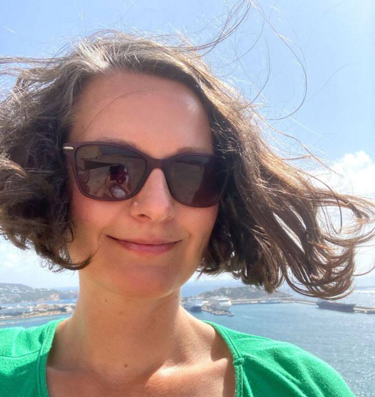 Janina Steger mit Sonnenbrille vom Wind zerzausten Haaren auf der Festung von Ibiza Stadt